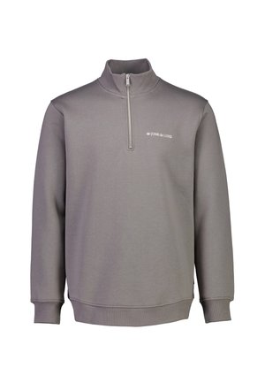 Sweatshirt gris à col haut, avec un zip sur le devant, des poignets côtelés et un petit logo sur la poitrine. Texture de tissu lisse.