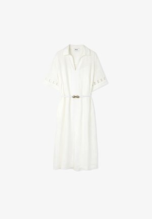 Witte linnen jurk met een kraaghalslijn, korte mouwen en vierkante uitsparingen. Heeft een geaccentueerde taille met een decoratieve riem en zilveren accenten.