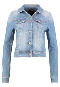 Vaaleansininen farkkutakki, jossa on pitkät hihat, napitus, kaksi rintataskua ja kontrastiväriset saumat. Sisältää klassisen kauluksen ja lyhyemmän muotoilun.