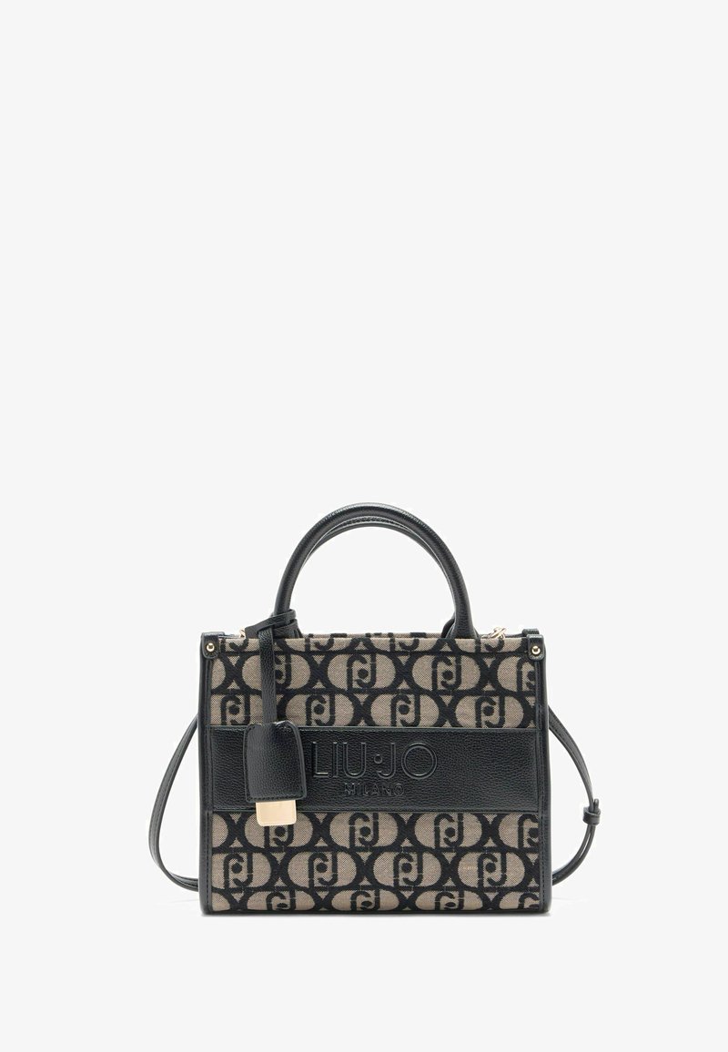 Liu Jo Handtasche mit rechteckiger Form, beigem Stoff mit schwarzem Logo-Muster, schwarzen Lederakzenten, zwei Griffen und einem abnehmbaren Schulterriemen.