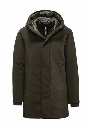 Donkergroene winterjas met capuchon, een gewatteerde binnenlaag, zijzakken en een vooraan rits- en drukknopsluiting.