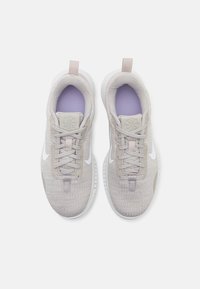 Nike Performance FLEX EXPERIENCE RUN 12 - Träningsskor - light iron/ore metallic/gold grain/ white