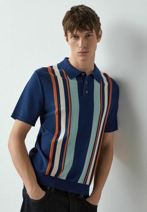 Marineblaues Poloshirt mit vertikalen Streifen in Hellblau, Creme und Orange. Kurze Ärmel, Knopfleiste und gerippter Saum.