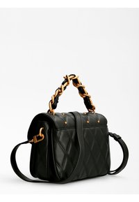 Sort læderhåndtaske med quiltet mønster, kædehåndtag i guld-tone og nitter. Har en aftagelig skulderrem. Firkantet form.