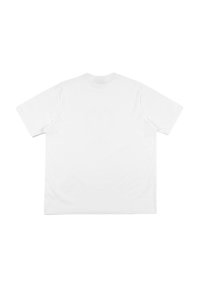 Biała bawełniana koszulka z krótkim rękawem, okrągłym dekoltem i gładką fakturą. Ma prosty design, bez ozdób czy wzorów.