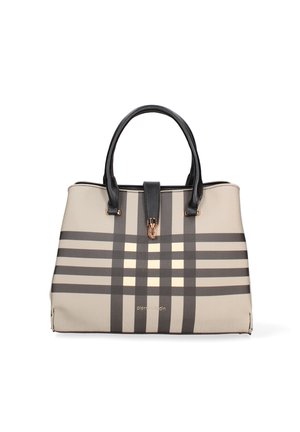 Sac cabas beige avec un motif rayé noir et crème, anses noires, accessoires dorés et fermeture à clasp sur le dessus. Présente un texte de marque sur le devant.