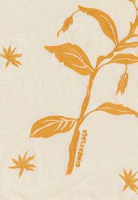 Motif floral brodé en orange sur fond crème texturé. Comprend des feuilles et des boutons avec une petite étiquette dans le coin inférieur droit.