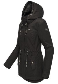 Zwarte parka jas met capuchon, trekkoord in de taille, twee voorzakken en zilverkleurige hardware accenten. Glad textuur, lengte tot halverwege de dij.