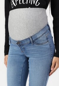 MAMALICIOUS MLAUKIE - Uske traperice - medium blue denim