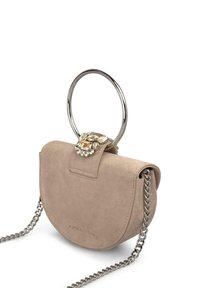 Borsa in suede beige con forma arrotondata, manico ad anello metallico e chiusura a patta con gemme. Presenta una tracolla in catena argentata per maggiore versatilità.