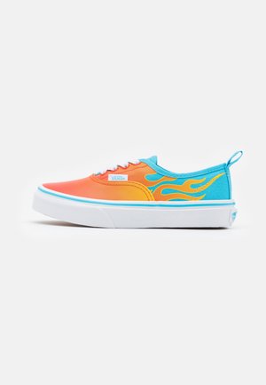 Low-top Vans sneakers med orange til blå gradient, gule flammegrafikker, hvide snørebånd og hvid tyk gummisål.