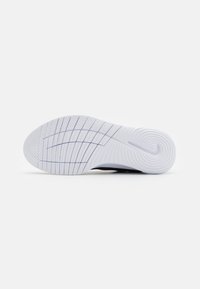Talpa de pantof alb din cauciuc, cu striații orizontale și verticale, având un model circular la călcâi și un logo swoosh în partea de jos.