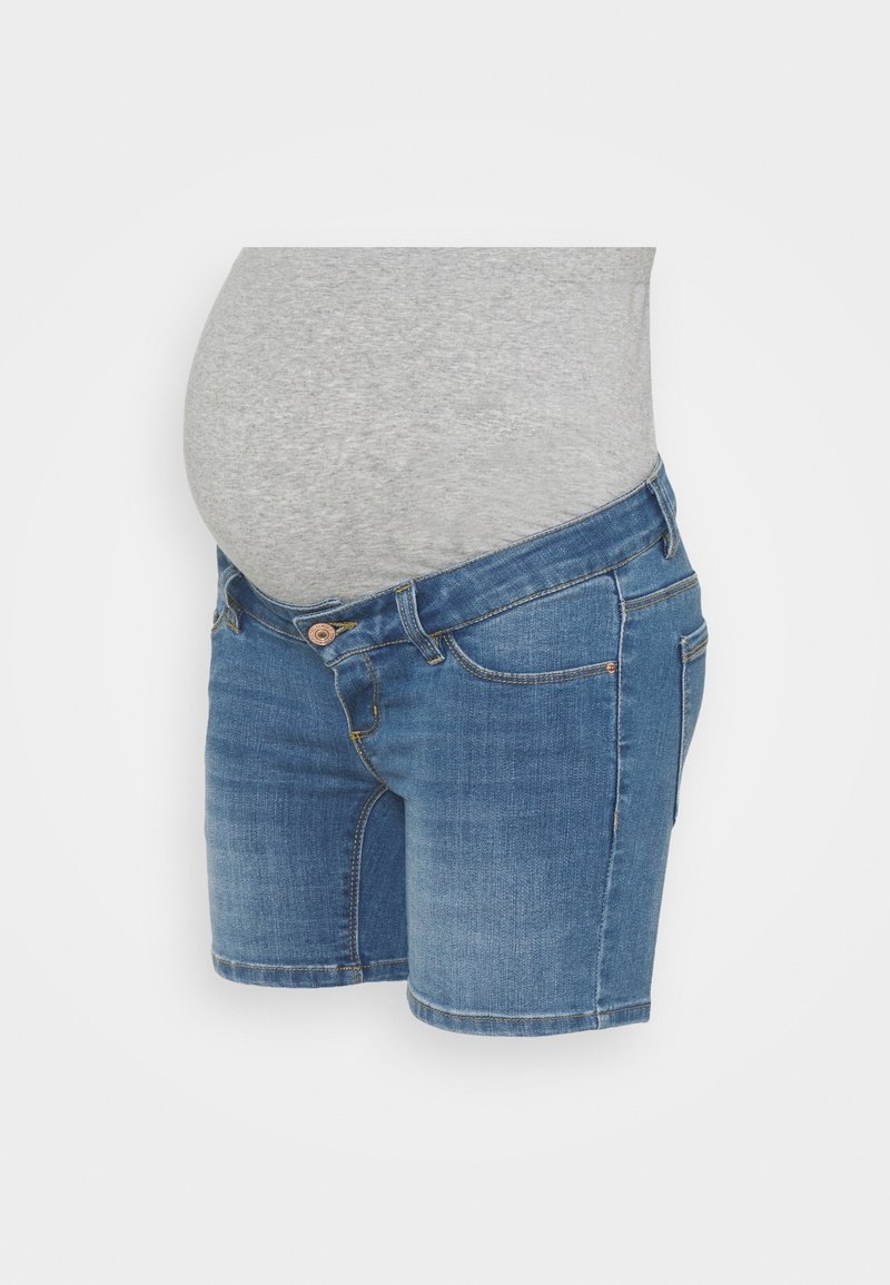 Pantalones cortos de mezclilla de maternidad en color azul claro, con tejido elástico y diseño de cinco bolsillos. La cinturilla se adapta a una barriga redondeada.