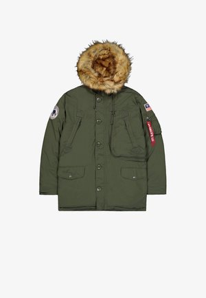 Zaļa ziemas parka ar vilnas oderi kapuci, pogām un rāvējslēdzēju priekšā, slīpiem krūšu kabatām, zemākiem kabatas vāciņiem un Amerikas karoga uzpleciem uz piedurknes.