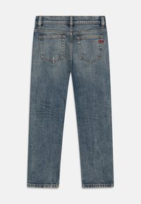 Jeans in denim azzurro chiaro presentano un design a gamba dritta con tasche posteriori applicate e una leggera scoloritura, completati da cuciture classiche e una vita.