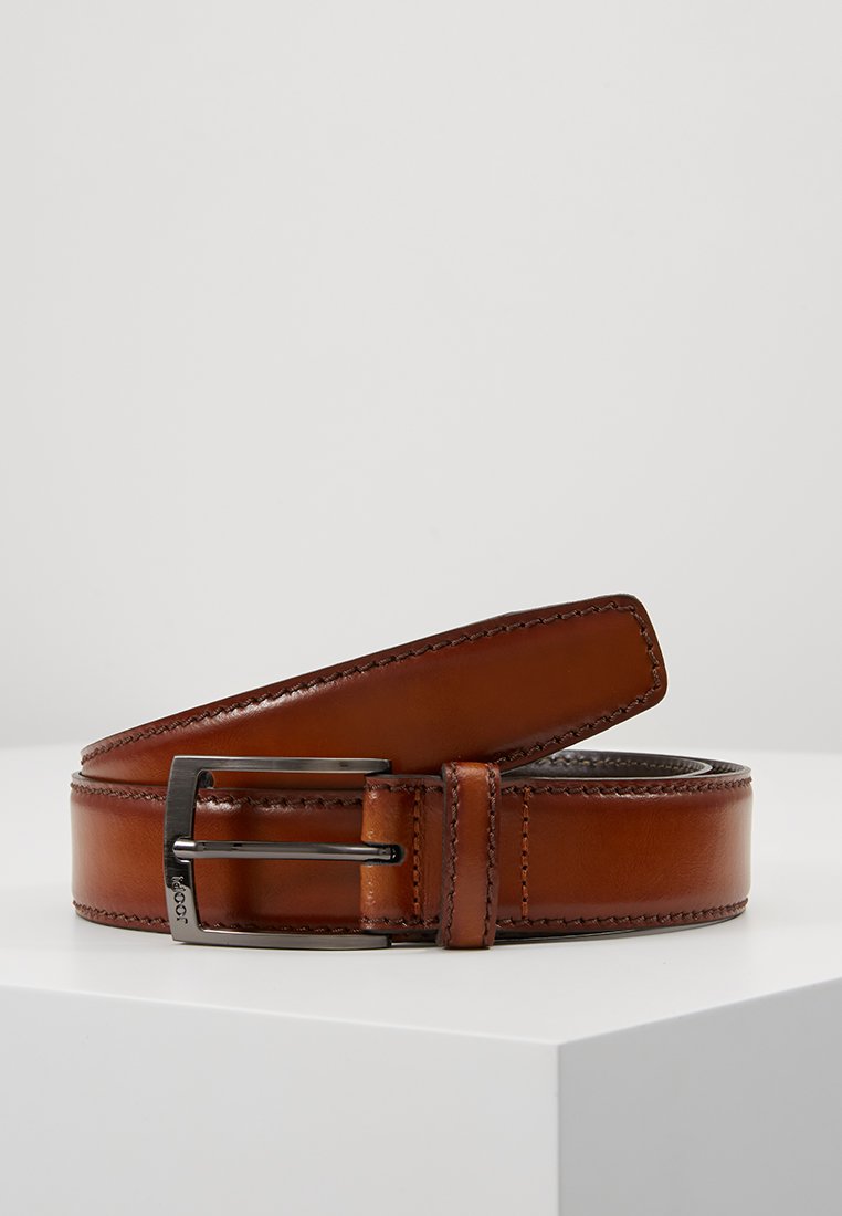 Cintura in pelle marrone con texture liscia, dotata di una fibbia in metallo argentato e cuciture a contrasto lungo i bordi. Design piatto.