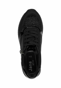 Sneaker noir avec un laçage à l'avant, des perforations décoratives sur les orteils, une fermeture éclair sur le côté et une semelle intérieure rembourrée étiquetée "Jana Soft Line."