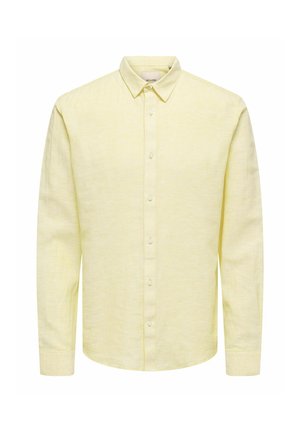 Světle žlutá košile s dlouhým rukávem, zapínáním na knoflíky, špičatým límečkem a bílými knoflíky, zobrazena na bílém pozadí.