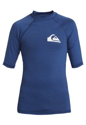 Kortærmet rash guard i dyb blå, lavet af tekstureret stof. Har et hvidt logo på brystet og en tætsiddende design med rund hals.