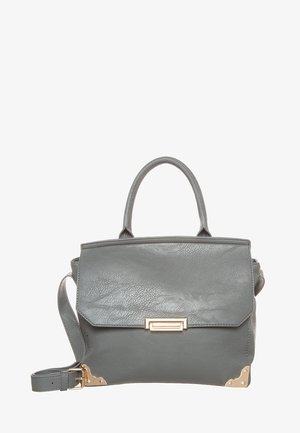 Szara skórzana torebka z górnym uchwytem, regulowanym paskiem na ramię, złotym metalowym zapięciem i ochronami na narożnikach na białym tle.