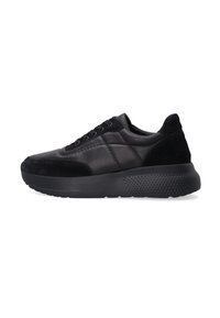 Schwarze Sportschuhe aus einer Mischung aus glattem Leder und Wildleder. Runde Zehenform, Schnürdesign, dicke strukturierte Gummisohle.