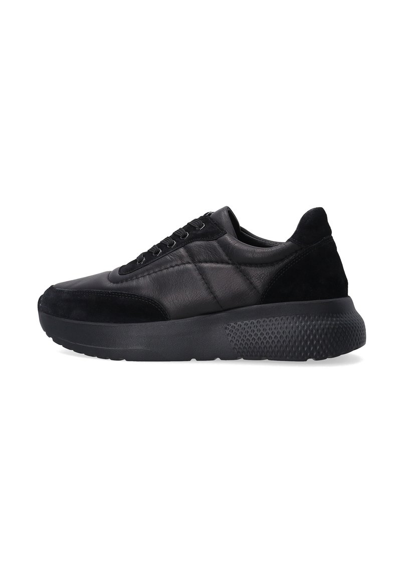Schwarze Sportschuhe aus einer Mischung aus glattem Leder und Wildleder. Runde Zehenform, Schnürdesign, dicke strukturierte Gummisohle.