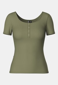 Koszulka z krótkim rękawem w oliwkowym kolorze, prążkowana, z dekoltem w łódkę i czterema zatrzaskami na środku przodu.