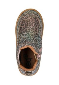 Leopardprint enkellaars met een zachte stoffen bovenkant, beige accenten, zijrits en een gestreepte binnenvoering. Rubberen zool.