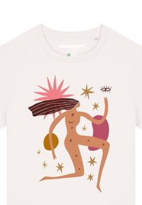 Ecru katoenen t-shirt met een abstracte illustratie van een figuur met bruin haar, omringd door sterren en geometrische vormen in roze en oranje.
