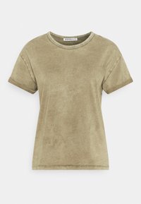 Oliwkowa koszulka z krótkim rękawem, wykonana z miękkiego materiału, z okrągłym dekoltem i podwiniętymi mankietami, o gładkiej, lekko teksturowanej powierzchni.