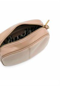 Borsa in pelle beige con finitura liscia, dotata di una zip dorata e di una fodera interna a fantasia nei toni del nero e del grigio. Forma compatta e ovale.