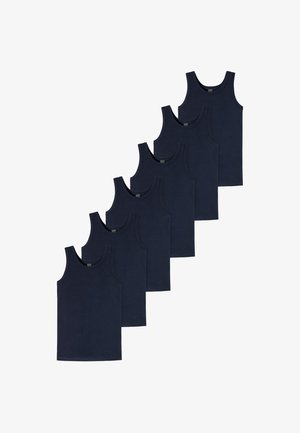 Sześć granatowych bawełnianych topów na ramiączkach ułożonych w przesuniętym wzorze, z okrągłymi dekoltami i bez rękawów.