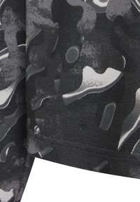 Tela de jersey negra con un patrón de camuflaje en varios tonos de gris y blanco. Textura suave con un acabado de dobladillo limpio.