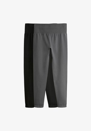 Drei Paar schmal zulaufende Leggings in Schwarz und Dunkelgrau. Glatter Stoff mit elastischem Bund. Einfaches Design ohne Muster oder Akzente.