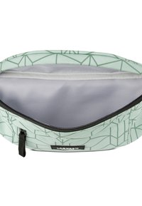 Borsa rettangolare di colore verde chiaro con motivo geometrico, dotata di una cerniera nera e fodera interna grigia. Etichetta sulla parte anteriore.