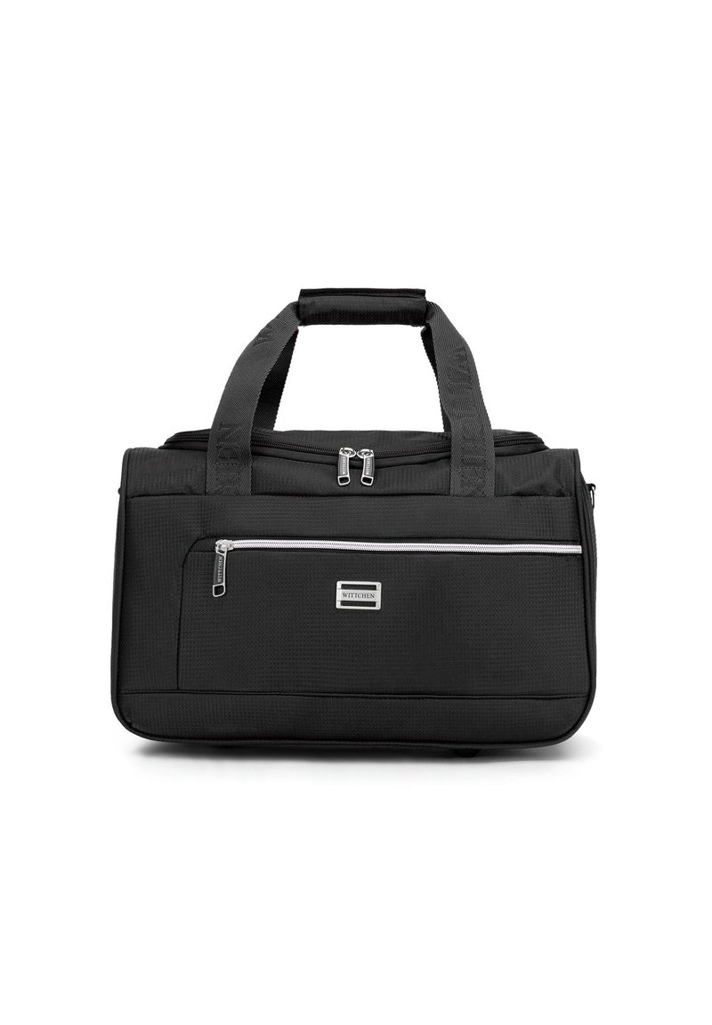 Sac de voyage rectangulaire noir en tissu texturé. Il comporte deux poignées supérieures, une poche zippée à l'avant et un accent de logo argenté sur le devant.