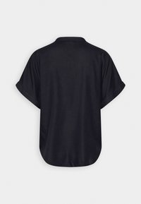 Camicia nera a maniche corte con silhouette rilassata, dotata di colletto, maniche arrotolate e orlo curvo. Tessuto dalla texture liscia.