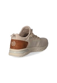 Chaussure de sport beige avec une tige en mesh, un accent en cuir marron au talon et une semelle rembourrée. Elle est dotée de lacets et d'une languette de traction à l'arrière.