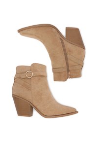 Beżowe botki z imitacji zamszu, z ostrym noskiem, obcasem na słupku, zamkiem z boku i ozdobnym metalowym pierścieniem na pasku.