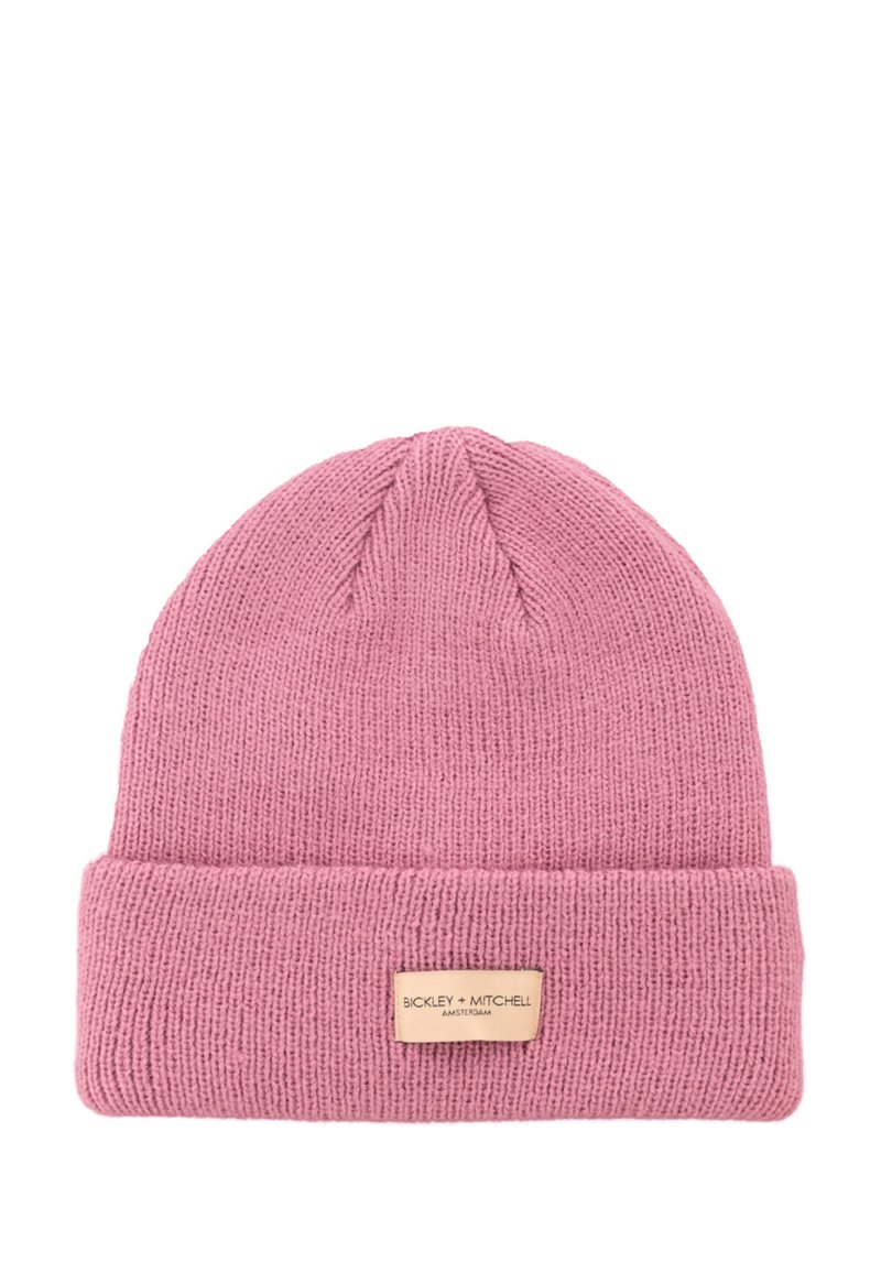 Różowa, dziana czapka beanie z podwiniętym mankietem i skórzaną metką z napisem "BICKLEY + MITCHELL AMSTERDAM". Miękka tekstura i zwarty splot.