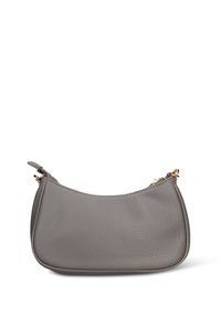 Grijze leren handtas met een zachte, korrelige textuur. Gebogen vorm, ritssluiting en hardware-accenten in goudkleur. Compact en minimalistisch ontwerp.