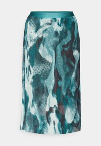 Jupe plissée dans des nuances de bleu-vert et de noir avec un motif abstrait, dotée d'une taille en bleu-vert uni et d'une texture fluide.