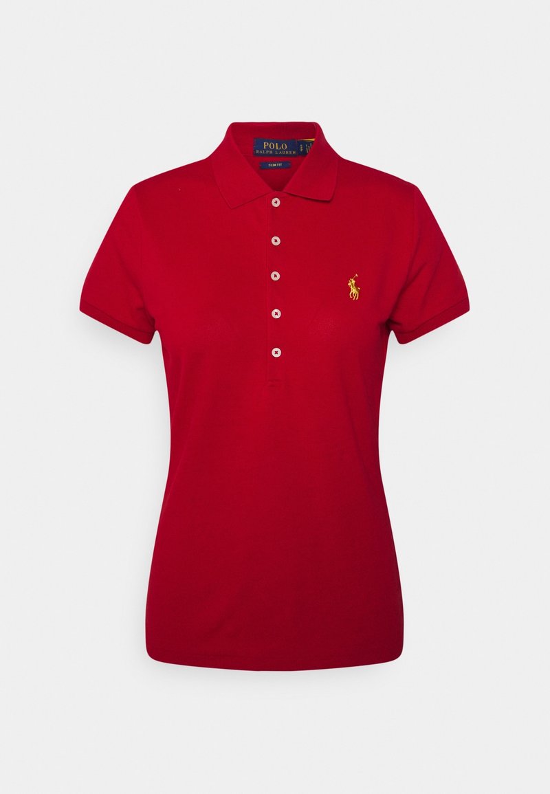 Camisa polo roja de algodón con cuello, mangas cortas, cinco botones y un pequeño logo amarillo en el lado izquierdo del pecho. Textura suave.