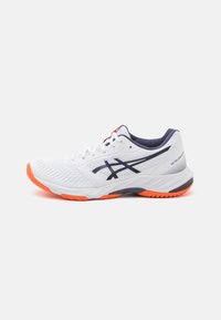 Zapatilla deportiva blanca con parte superior de malla texturizada, acentos en azul marino, suela naranja y detalle de logotipo negro en contraste en el lateral.