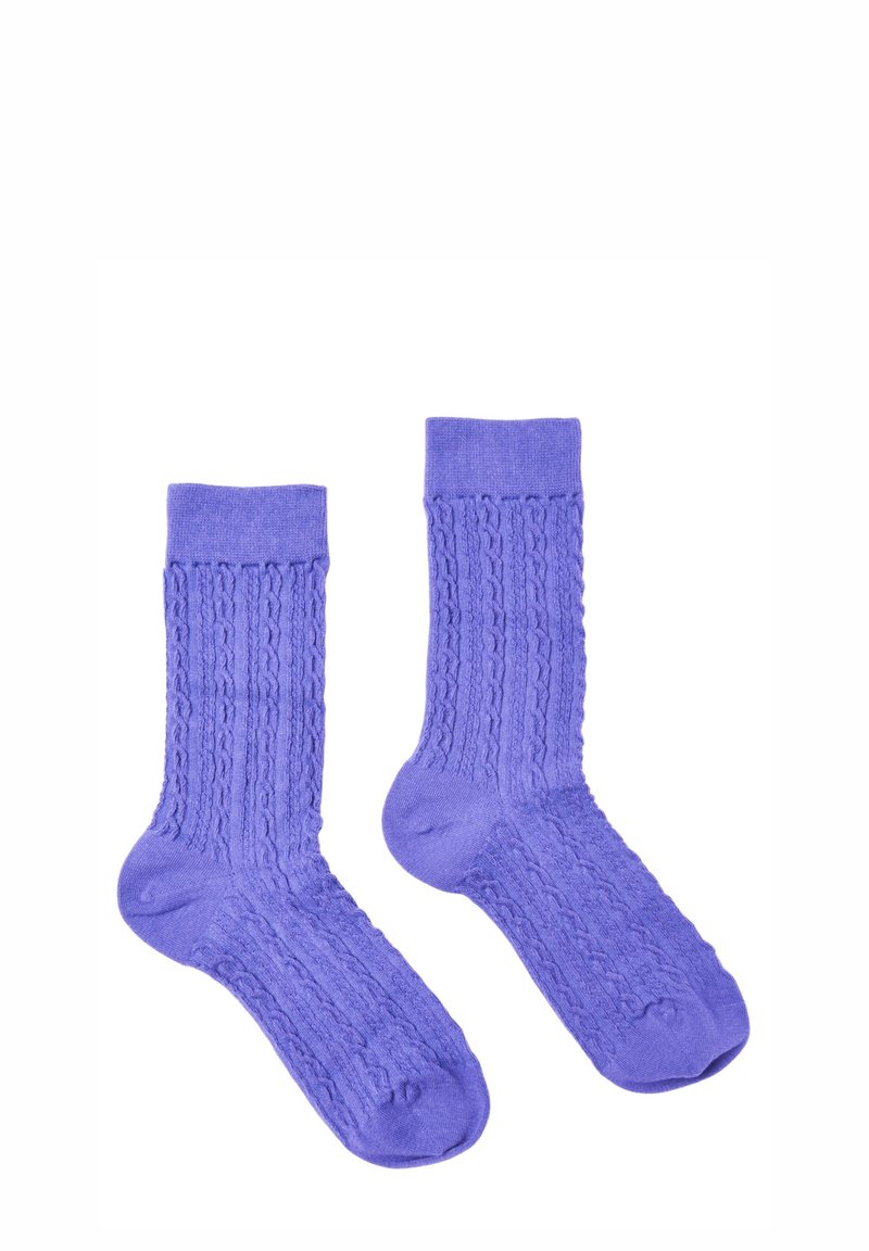 Calze a maglia viola con un motivo a cavo strutturato e polsini a coste, realizzate in un tessuto morbido, adatte per un abbigliamento informale.