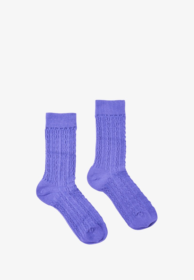 Calze a maglia viola con un motivo a cavo strutturato e polsini a coste, realizzate in un tessuto morbido, adatte per un abbigliamento informale.