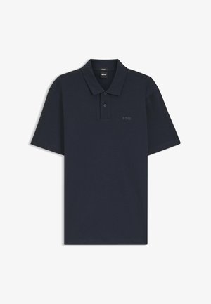 Polo bleu marine à manches courtes avec deux boutons et un logo discret "BOSS" sur la poitrine.