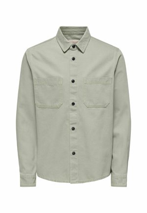 Chemise-veste à manches longues gris clair avec boutons noirs sur le devant, deux poches poitrine et un col classique.