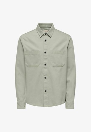 Hellgraue langärmlige Hemdjacke mit schwarzen Knöpfen vorne, zwei Brusttaschen und einem klassischen Kragen.