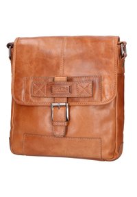 Borsa a messaggero in pelle marrone chiaro con chiusura a patta, fibbia in metallo e logo embossato. Presenta un compartimento principale e una tasca frontale a toppa.